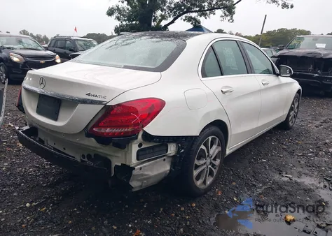 2015 Mercedes-Benz C 300 4Matic из США, поврежденный, VIN 55SWF4KB6FU021748